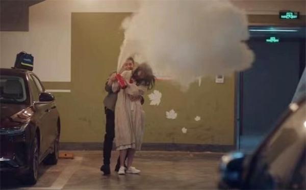 Bản sao Lưu Diệc Phi có cảnh hôn thô bạo khiến dân mạng Trung Quốc dậy sóng-4