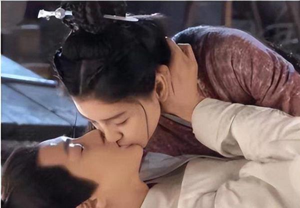 Bản sao Lưu Diệc Phi có cảnh hôn thô bạo khiến dân mạng Trung Quốc dậy sóng-5