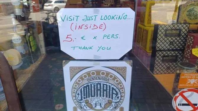 Cửa hàng bị phản ứng dữ dội vì thu phí khách đến chụp ảnh mà không mua gì-2