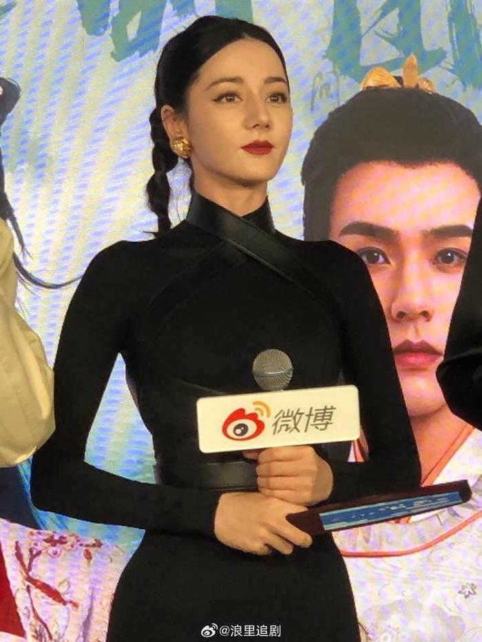 Địch Lệ Nhiệt Ba lấy lại phong độ trước camera thường-3