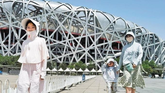 Thời trang độc dị lên ngôi khi nhiệt độ Trung Quốc có nơi đạt đỉnh 80 độ-4