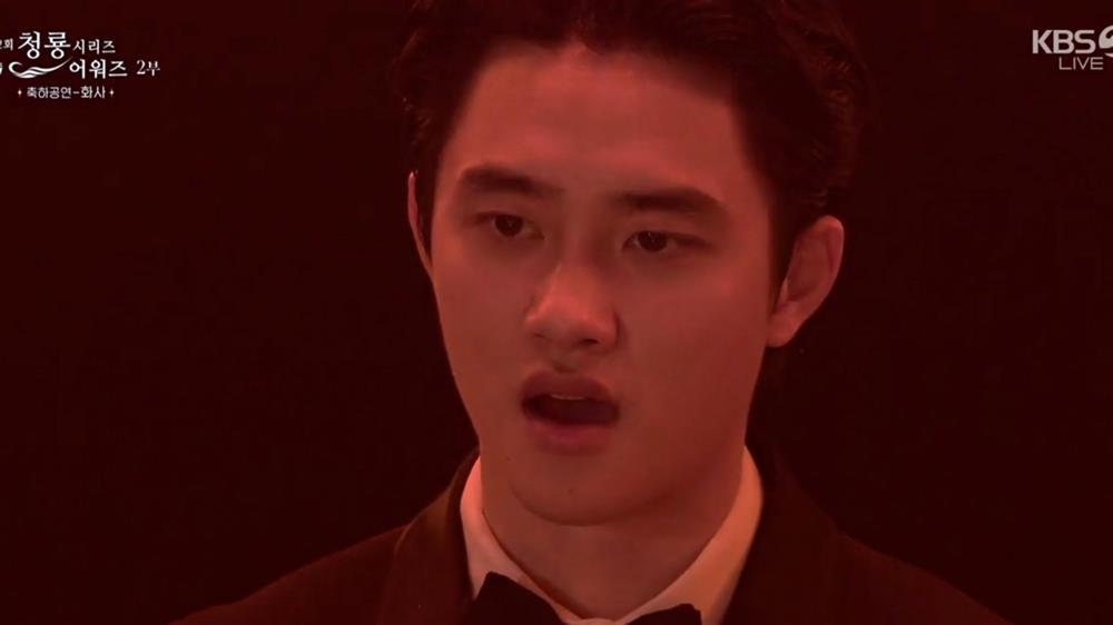 Bị chỉ trích, Hwasa vẫn biểu diễn phản cảm tại giải Rồng Xanh-1