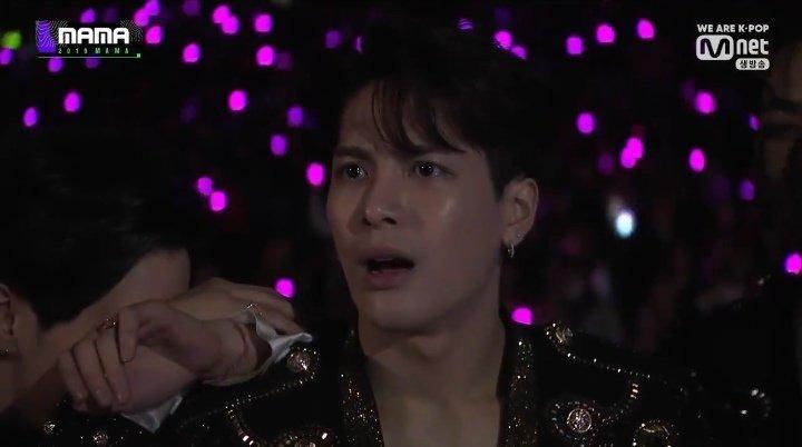 Bị chỉ trích, Hwasa vẫn biểu diễn phản cảm tại giải Rồng Xanh-2