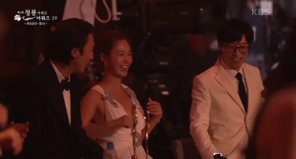 Bị chỉ trích, Hwasa vẫn biểu diễn phản cảm tại giải Rồng Xanh-3