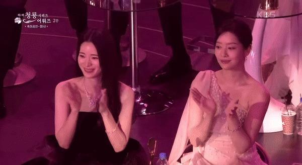 Bị chỉ trích, Hwasa vẫn biểu diễn phản cảm tại giải Rồng Xanh-4