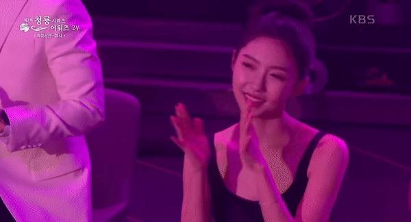 Bị chỉ trích, Hwasa vẫn biểu diễn phản cảm tại giải Rồng Xanh-6