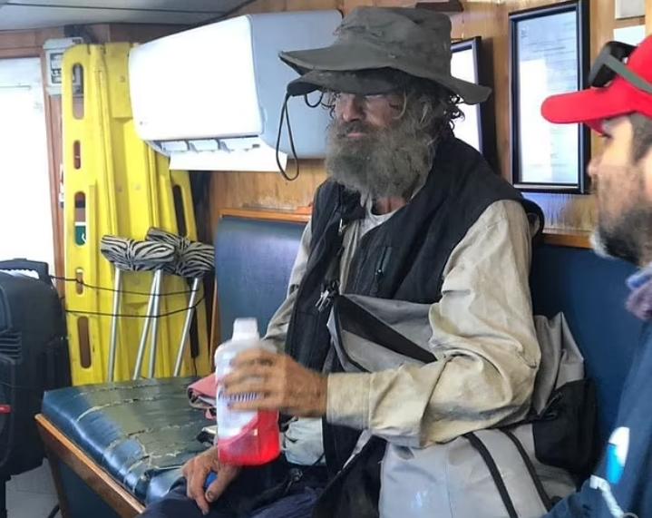 Thủy thủ kể chuyện sống sót thần kỳ khi bị mắc kẹt trên biển-3