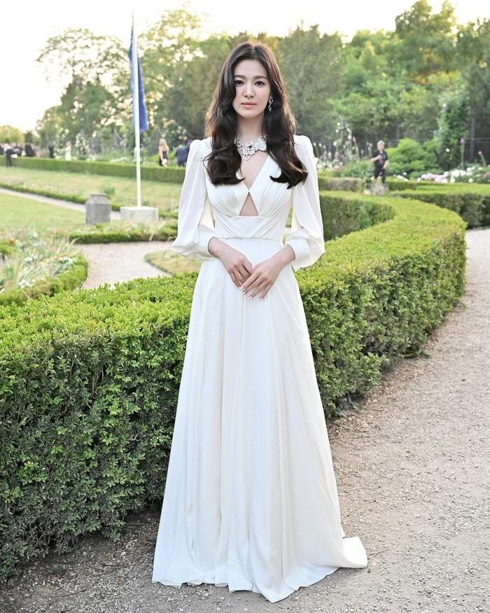 Sự tinh tế của Song Hye Kyo khi diện váy dạ hội-5