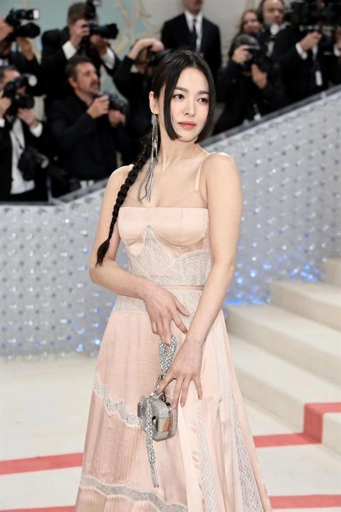 Sự tinh tế của Song Hye Kyo khi diện váy dạ hội-6