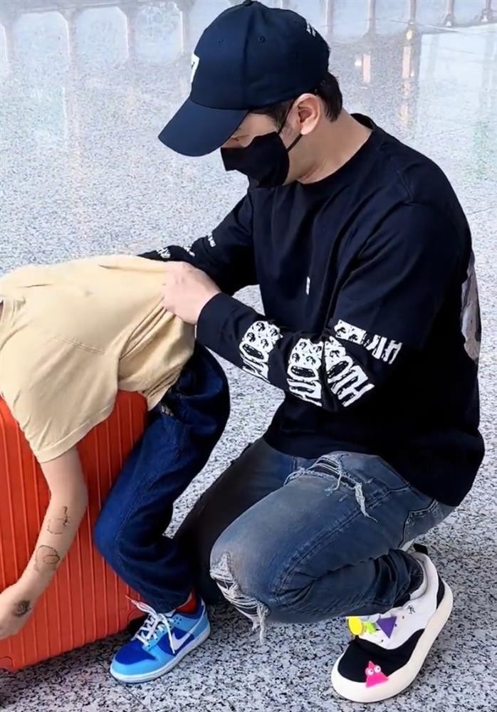 Huỳnh Hiểu Minh liên tục dỗ dành con trai giữa sân bay-2