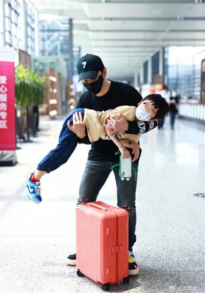 Huỳnh Hiểu Minh liên tục dỗ dành con trai giữa sân bay-3