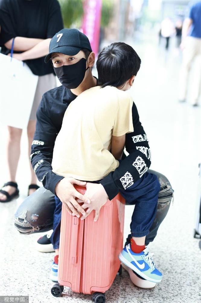 Huỳnh Hiểu Minh liên tục dỗ dành con trai giữa sân bay-4