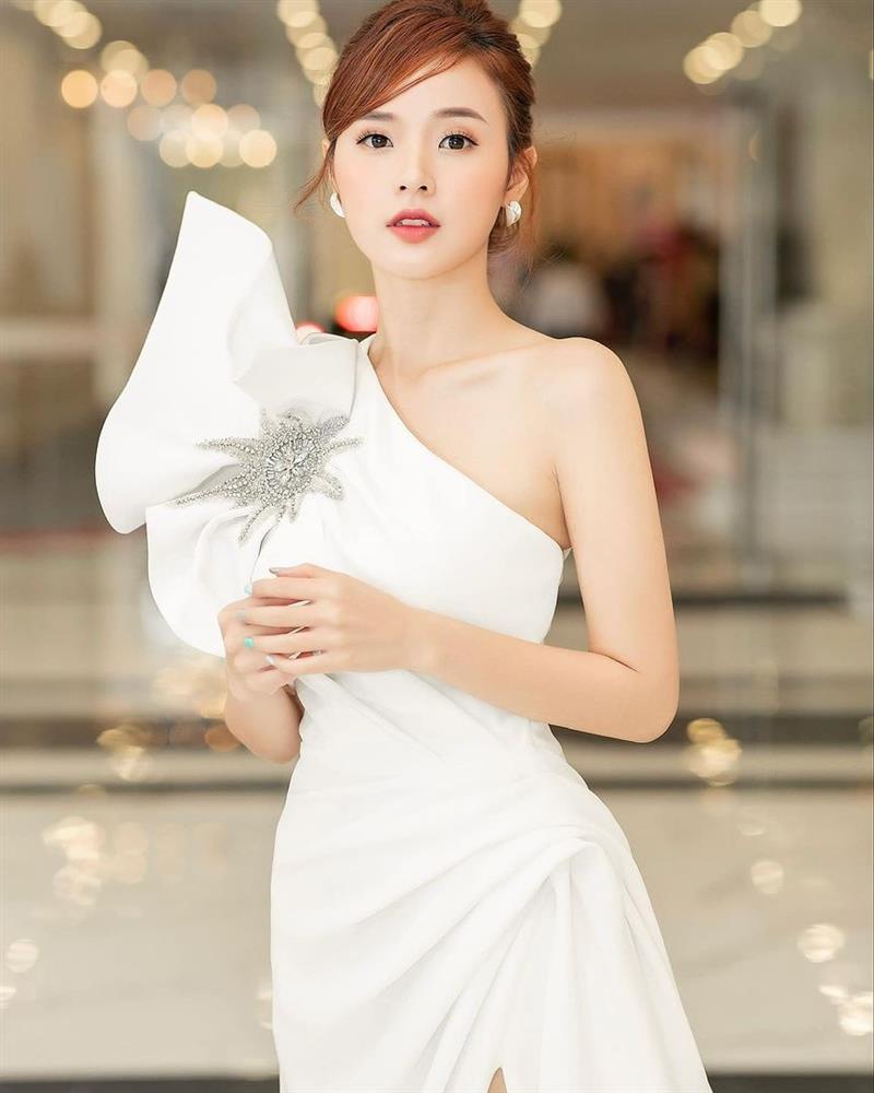 Màn flex làm giảng viên của Midu và khoe thành tích của sao Việt-1