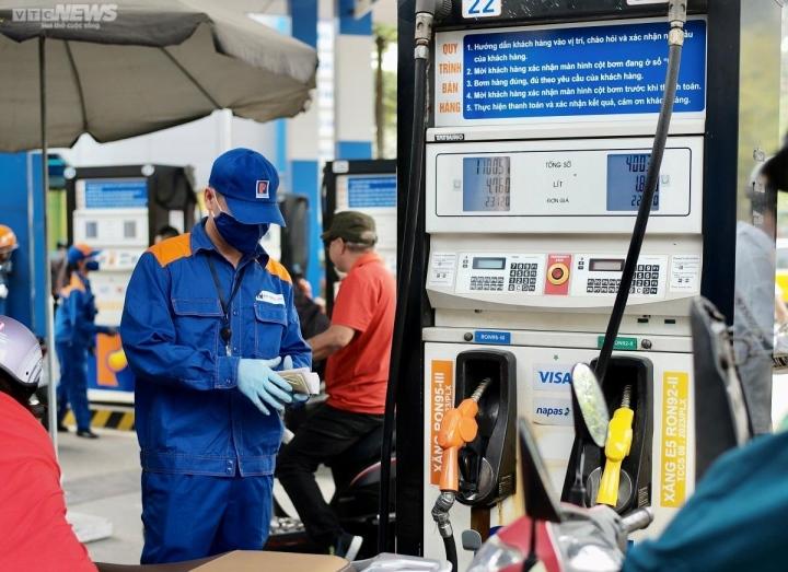 Giá xăng tăng mạnh, gần 23.000 đồng/lít-1