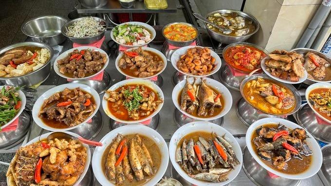 Quán cơm nhà giàu ở TPHCM: Bán vỉa hè, giá 100.000 đồng/đĩa vẫn đắt khách-2