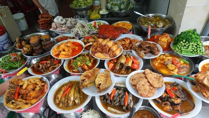 Quán cơm nhà giàu ở TPHCM: Bán vỉa hè, giá 100.000 đồng/đĩa vẫn đắt khách-3