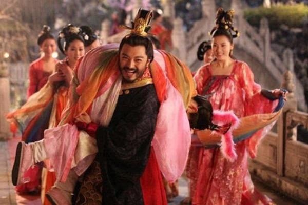 Rửa lỗ rồng cho hoàng đế là gì mà các cung nữ phải tranh nhau làm?-3