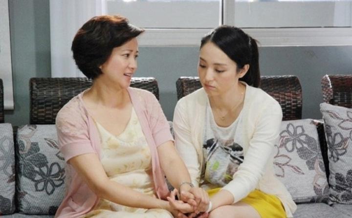 Tôi chăm mẹ chồng từng bữa ăn giấc ngủ nhưng trong mắt bà chỉ có dâu út lắm tiền-1