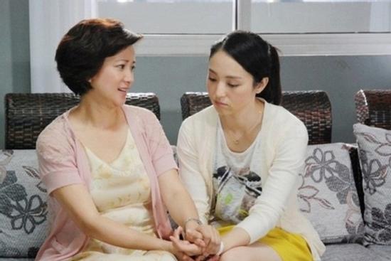 Tôi chăm mẹ chồng từng bữa ăn giấc ngủ nhưng trong mắt bà chỉ có dâu út lắm tiền