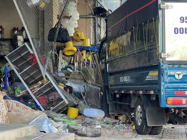 Hàng xóm bàng hoàng kể lại giây phút xe tải lao vào nhà dân làm 2 người tử vong-3