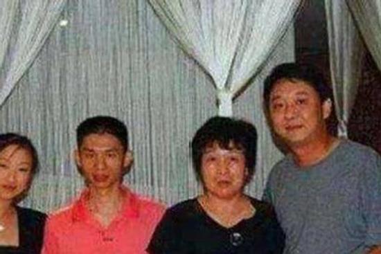 Người mẹ già đi bộ 10km mỗi ngày trong 7 tháng để cứu sống con trai giờ ra sao sau 14 năm?