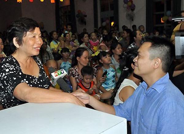 Mẹ chồng Hoa hậu Jennifer Phạm: Doanh nhân quyền lực vẫn làm một việc bình dị vì con dâu-2