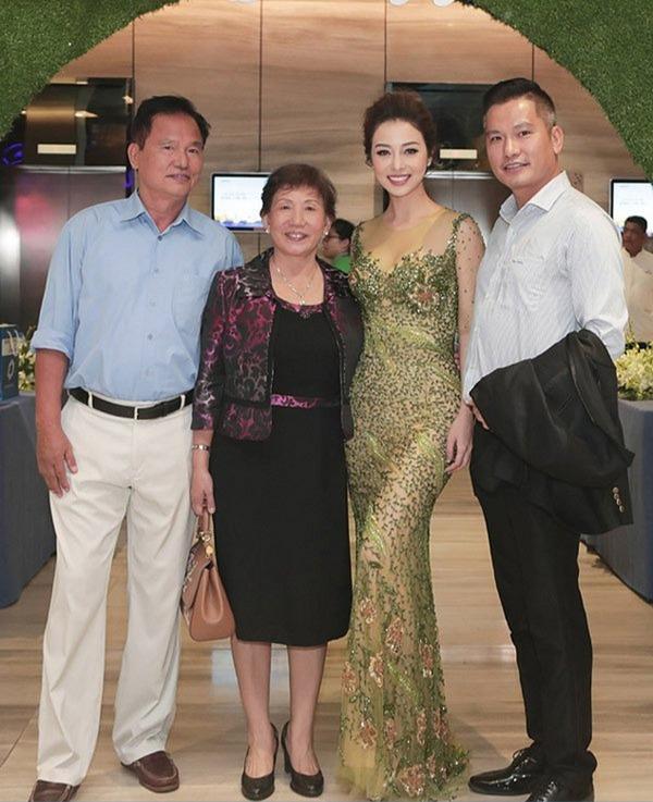 Mẹ chồng Hoa hậu Jennifer Phạm: Doanh nhân quyền lực vẫn làm một việc bình dị vì con dâu-4