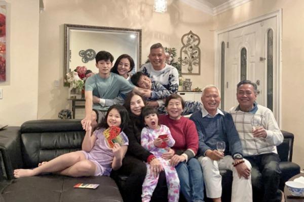 Mẹ chồng Hoa hậu Jennifer Phạm: Doanh nhân quyền lực vẫn làm một việc bình dị vì con dâu-7