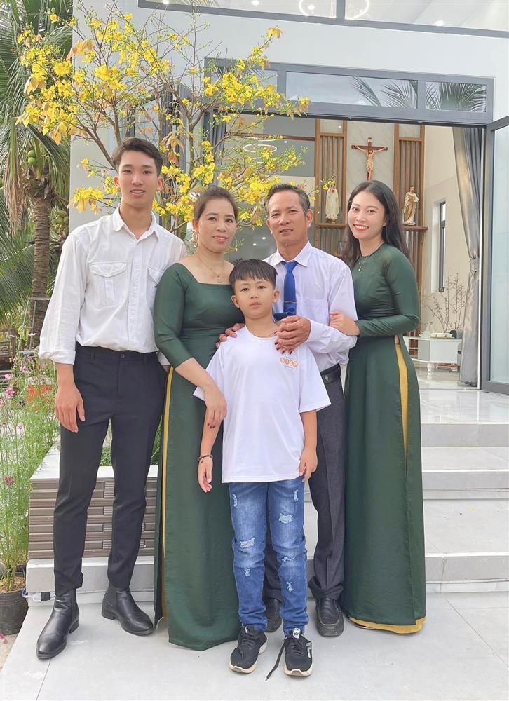 Chàng trai cầu hôn bằng chiếc nhẫn 150.000 đồng, đưa vợ đi mua mảnh đất 40.000m2-10