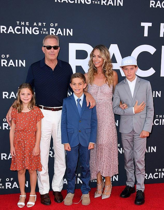 Tài tử Vệ Sĩ giành... nồi xoong với vợ cũ khi ly hôn-2