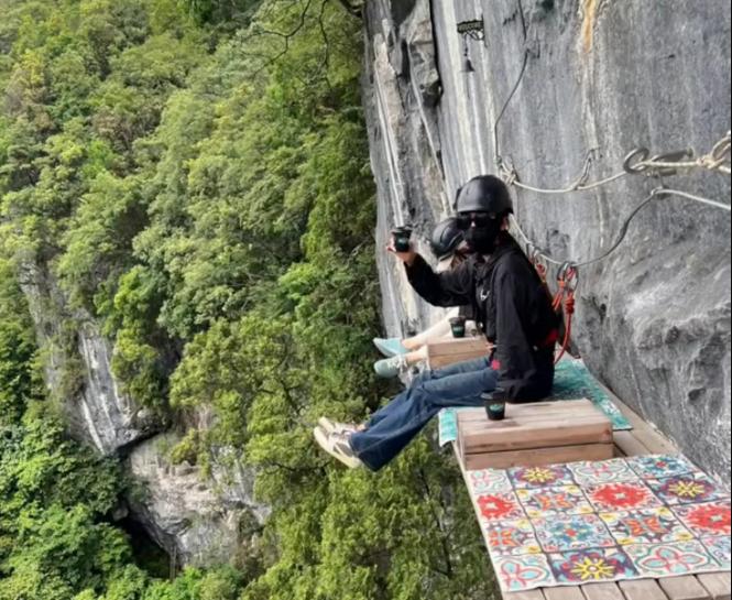 Quán cà phê chênh vênh trên vách đá cao 200m, thách thức bất cứ ai ưa mạo hiểm-2