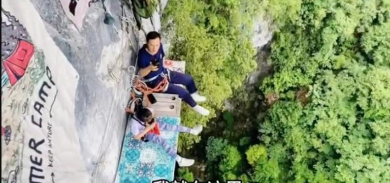 Quán cà phê chênh vênh trên vách đá cao 200m, thách thức bất cứ ai ưa mạo hiểm-3