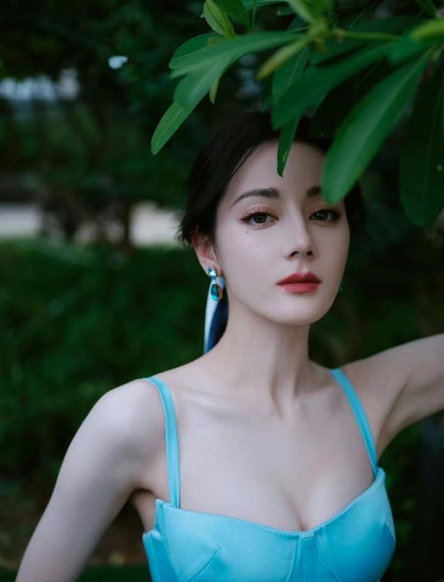 Địch Lệ Nhiệt Ba o ép vòng một sau khi bị chê giả tạo-1