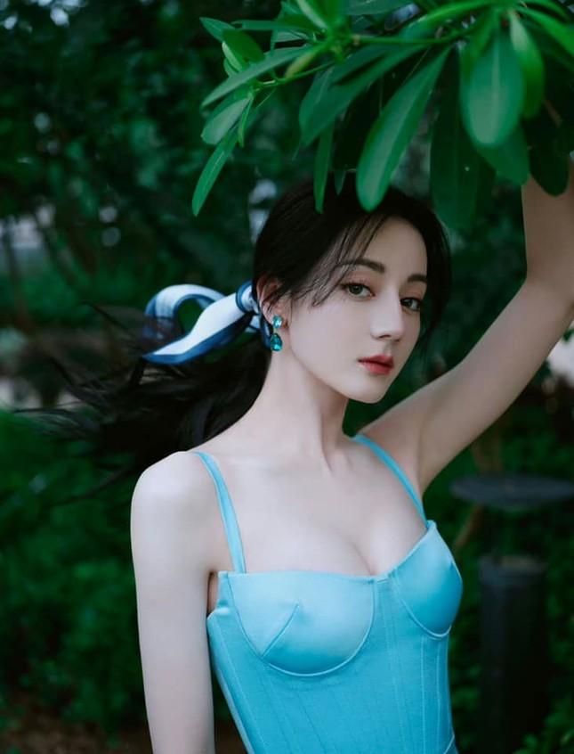 Địch Lệ Nhiệt Ba o ép vòng một sau khi bị chê giả tạo-2