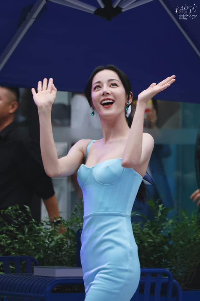 Địch Lệ Nhiệt Ba o ép vòng một sau khi bị chê giả tạo-4