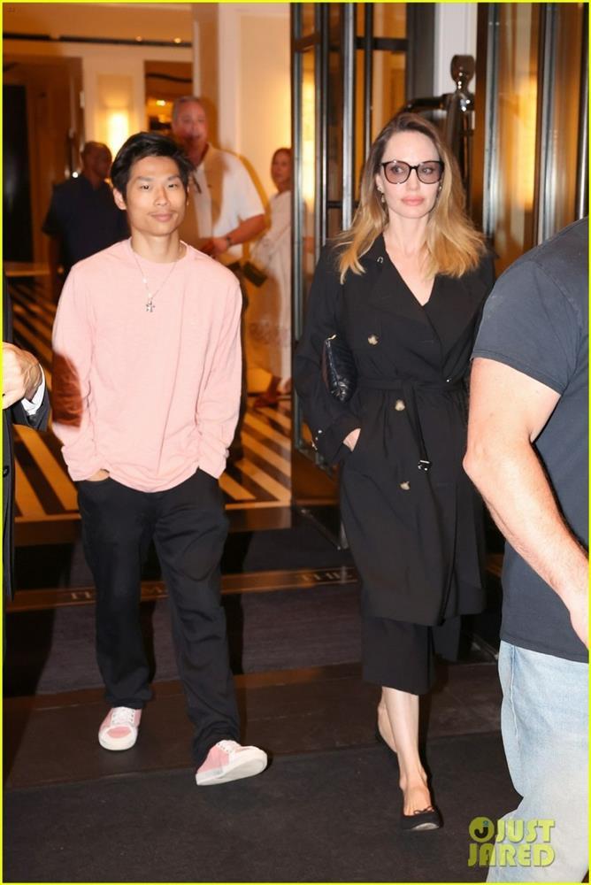 Angelina Jolie thanh lịch xuống phố cùng con trai nuôi gốc Việt-1