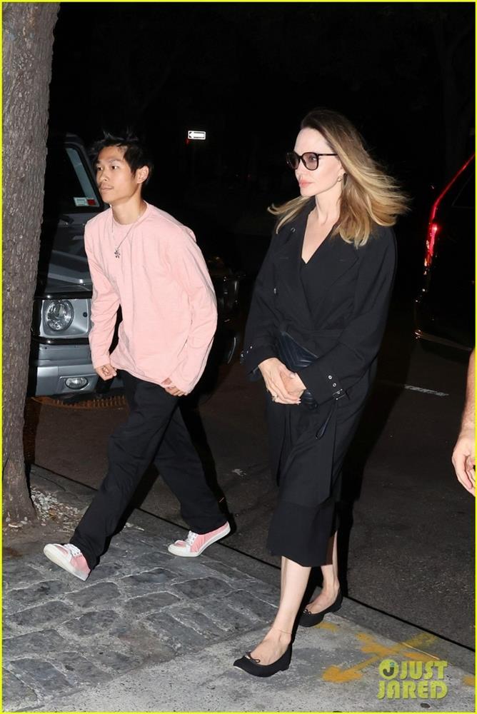 Angelina Jolie thanh lịch xuống phố cùng con trai nuôi gốc Việt-2