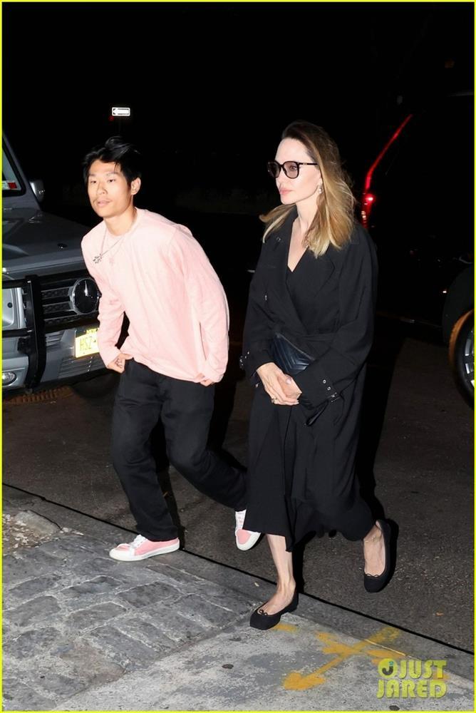 Angelina Jolie thanh lịch xuống phố cùng con trai nuôi gốc Việt-3