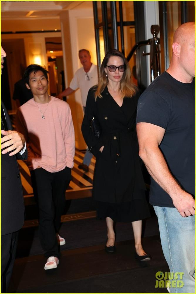 Angelina Jolie thanh lịch xuống phố cùng con trai nuôi gốc Việt-4