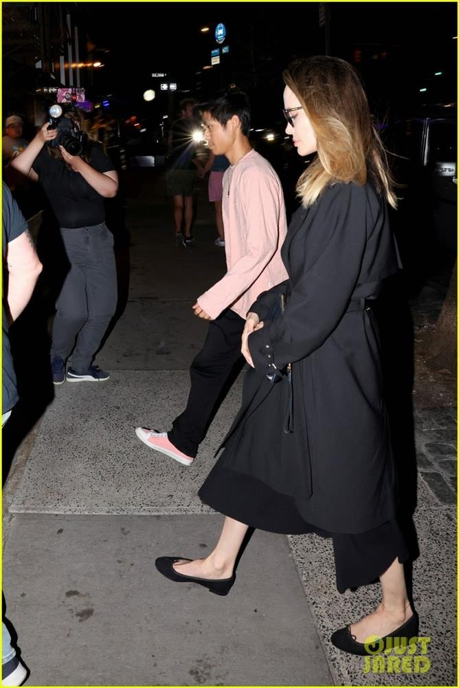 Angelina Jolie thanh lịch xuống phố cùng con trai nuôi gốc Việt-5