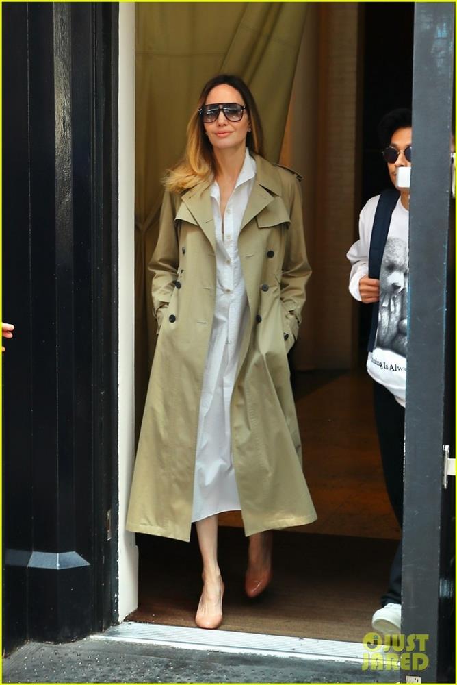 Angelina Jolie thanh lịch xuống phố cùng con trai nuôi gốc Việt-7