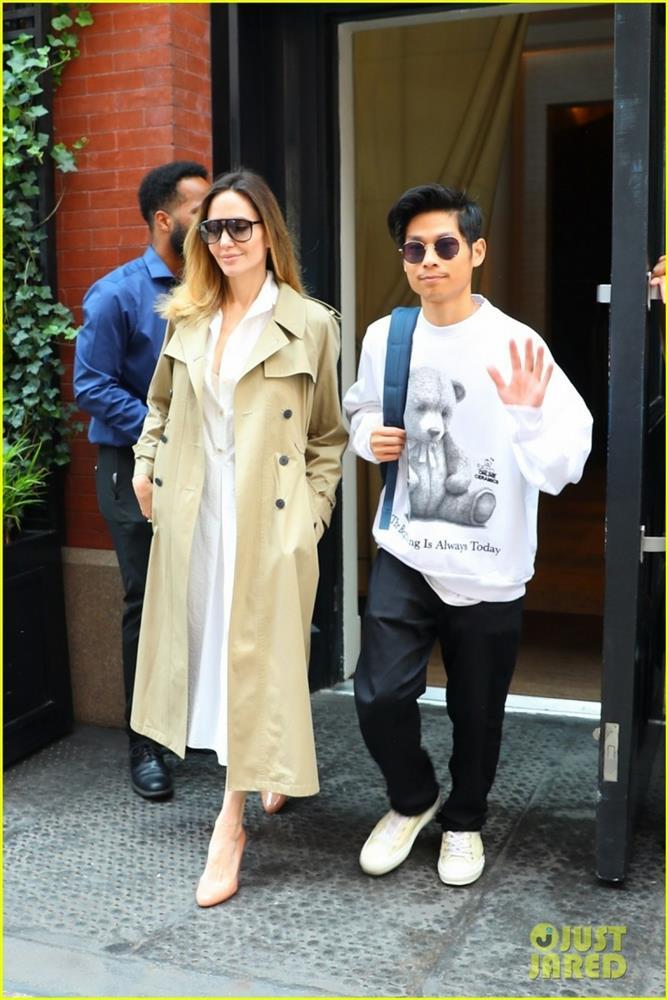 Angelina Jolie thanh lịch xuống phố cùng con trai nuôi gốc Việt-8