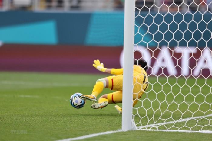 FIFA khen ngợi thủ môn Kim Thanh sau pha cản phá penalty thành công-1