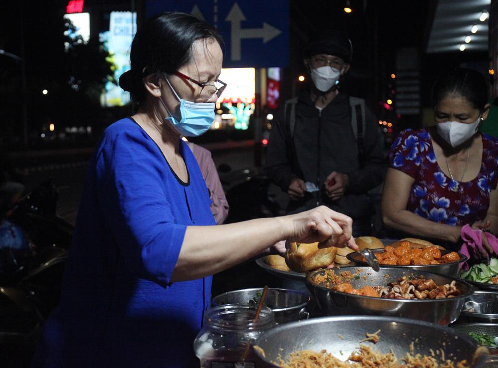 Bánh mì ma nức tiếng Cần Thơ, khách sành ăn mê mẩn, tấp nập xếp hàng chờ mua-2