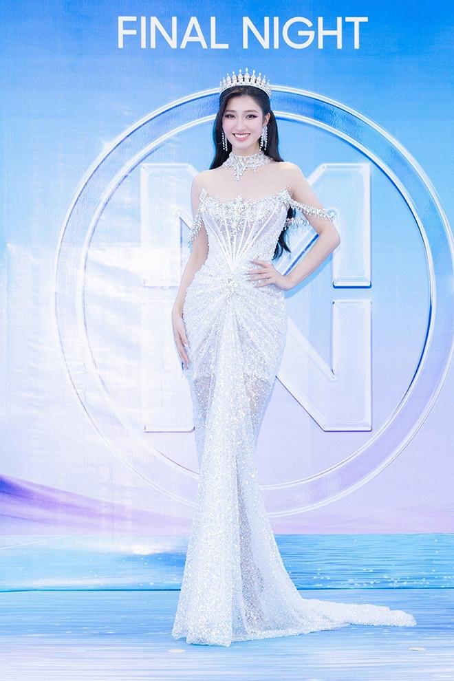 Mai Phương, Phương Nhi đọ sắc Hoa hậu Thế giới Karolina Bielawska-3