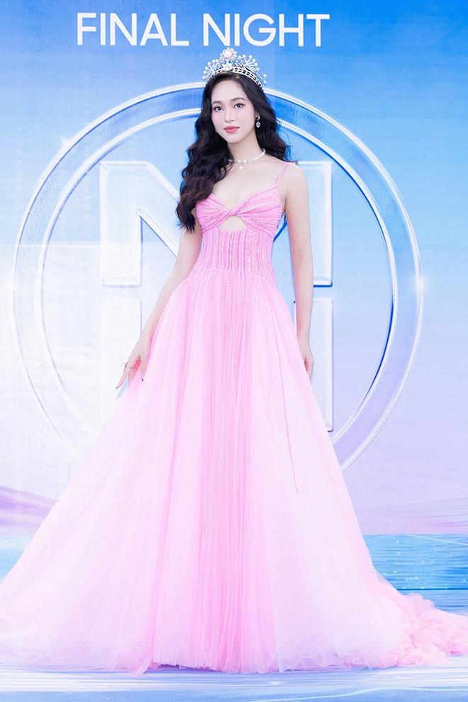 Mai Phương, Phương Nhi đọ sắc Hoa hậu Thế giới Karolina Bielawska-12