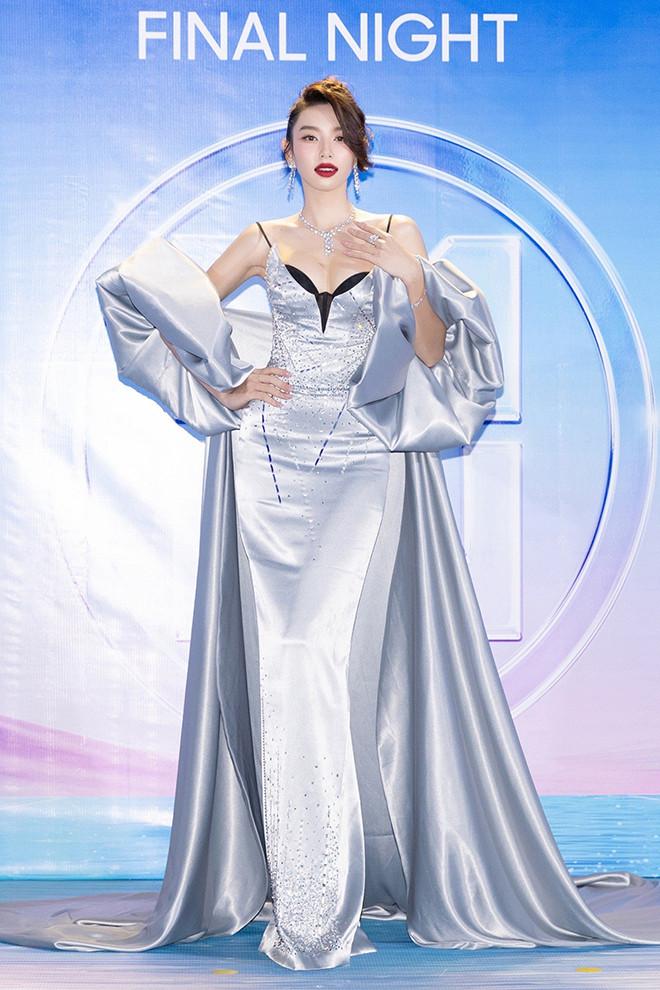 Mai Phương, Phương Nhi đọ sắc Hoa hậu Thế giới Karolina Bielawska-13