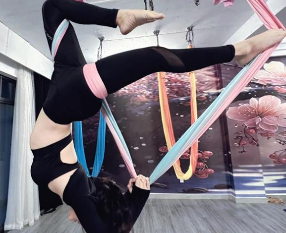 Làm đủ nghề kiếm tiền nuôi con, 2 mẹ đơn thân Vbiz vẫn sở hữu body như gái 18-4