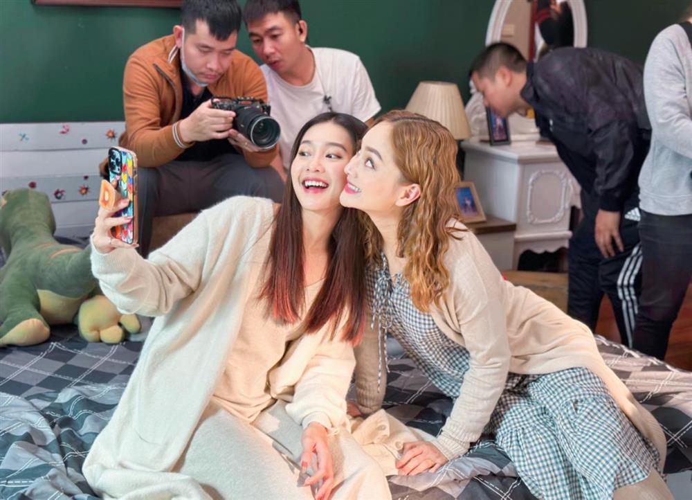 Thanh Sơn nhìn Khả Ngân đắm đuối hậu trường Gia Đình Mình Vui Bất Thình Lình-10