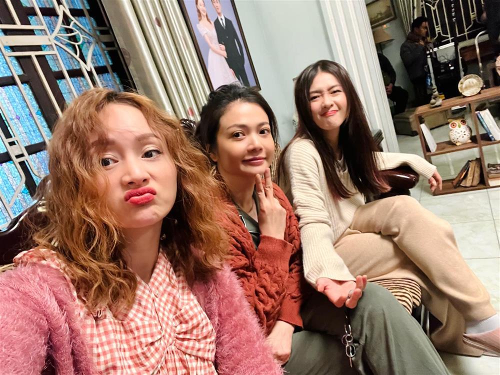 Thanh Sơn nhìn Khả Ngân đắm đuối hậu trường Gia Đình Mình Vui Bất Thình Lình-11